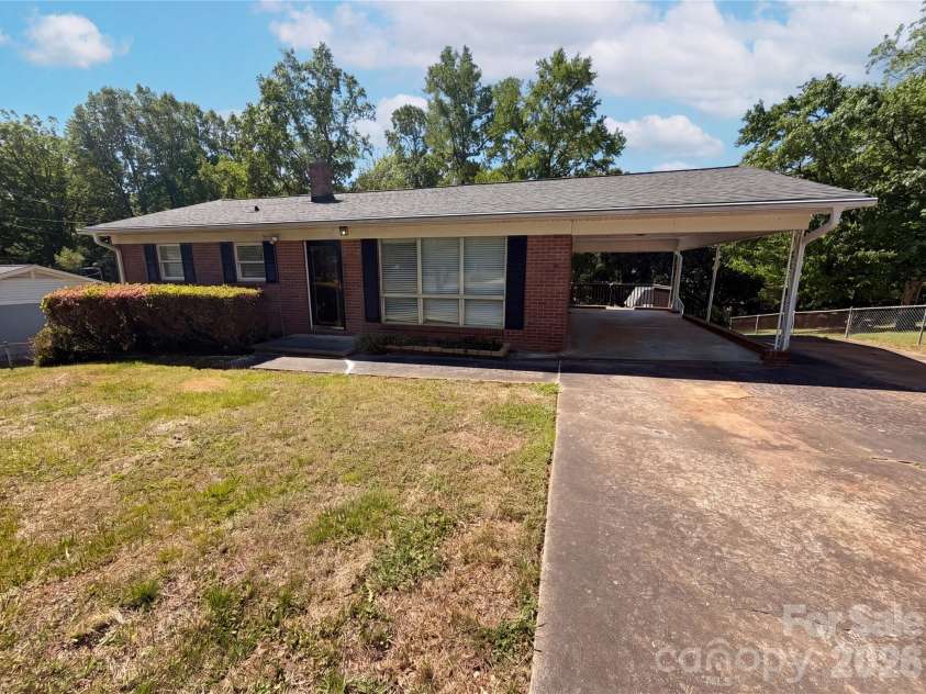 2431 Lynn Drive, Gastonia, NC 28054.  MLS# CAR4373449, YatesRealty ID 19149. 