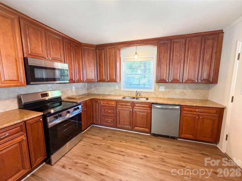 2431 Lynn Drive, Gastonia, NC 28054.  MLS# CAR4373449, YatesRealty ID 19149. 