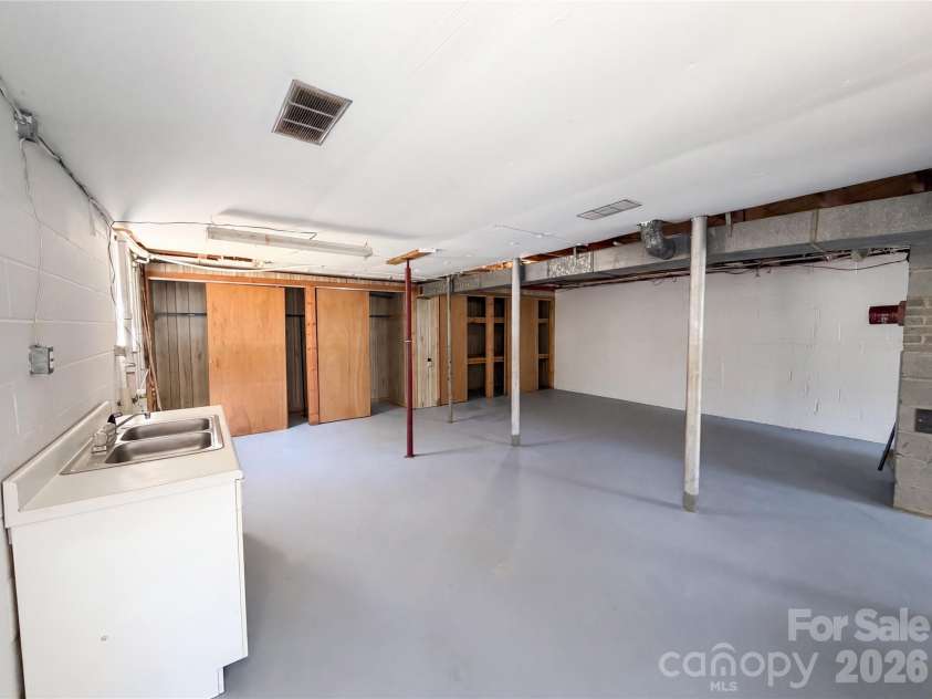 2431 Lynn Drive, Gastonia, NC 28054.  MLS# CAR4373449, YatesRealty ID 19149. 