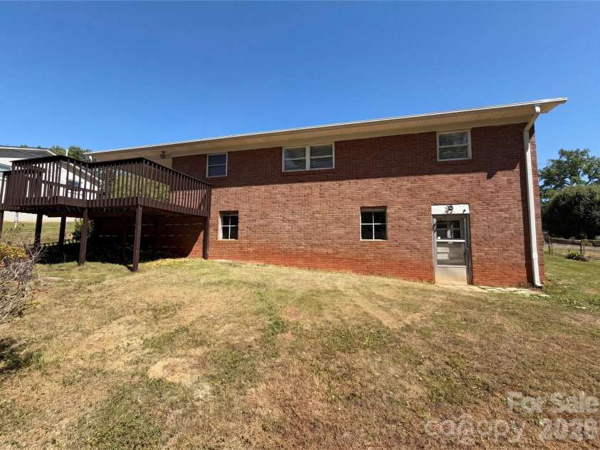 2431 Lynn Drive, Gastonia, NC 28054.  MLS# CAR4373449, YatesRealty ID 19149. 