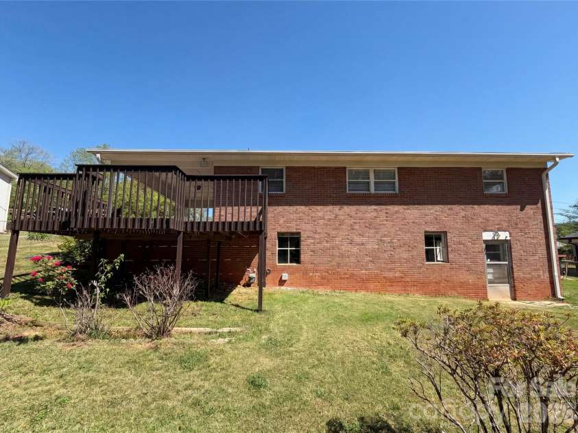 2431 Lynn Drive, Gastonia, NC 28054.  MLS# CAR4373449, YatesRealty ID 19149. 