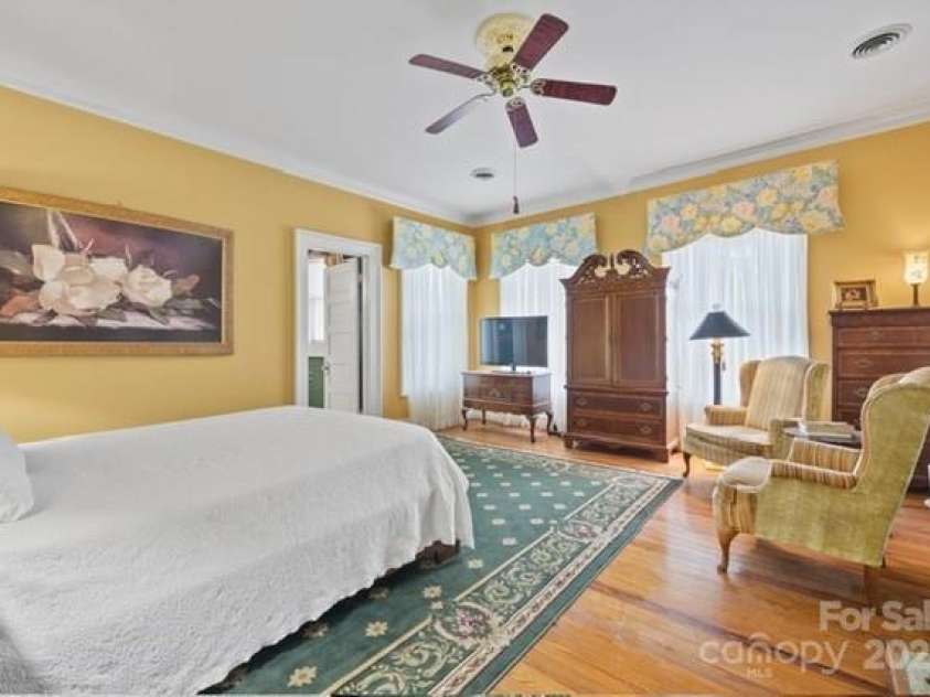 530 Rutledge Avenue, Gaffney, SC 29340.  MLS# CAR4264677, YatesRealty ID 19149. 