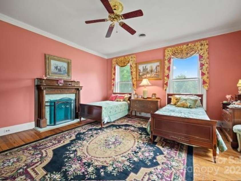 530 Rutledge Avenue, Gaffney, SC 29340.  MLS# CAR4264677, YatesRealty ID 19149. 