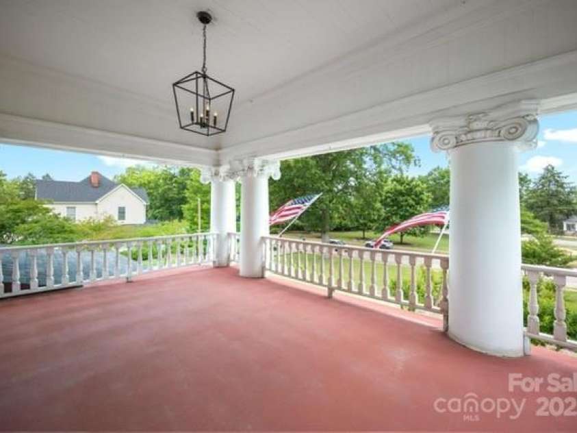 530 Rutledge Avenue, Gaffney, SC 29340.  MLS# CAR4264677, YatesRealty ID 19149. 