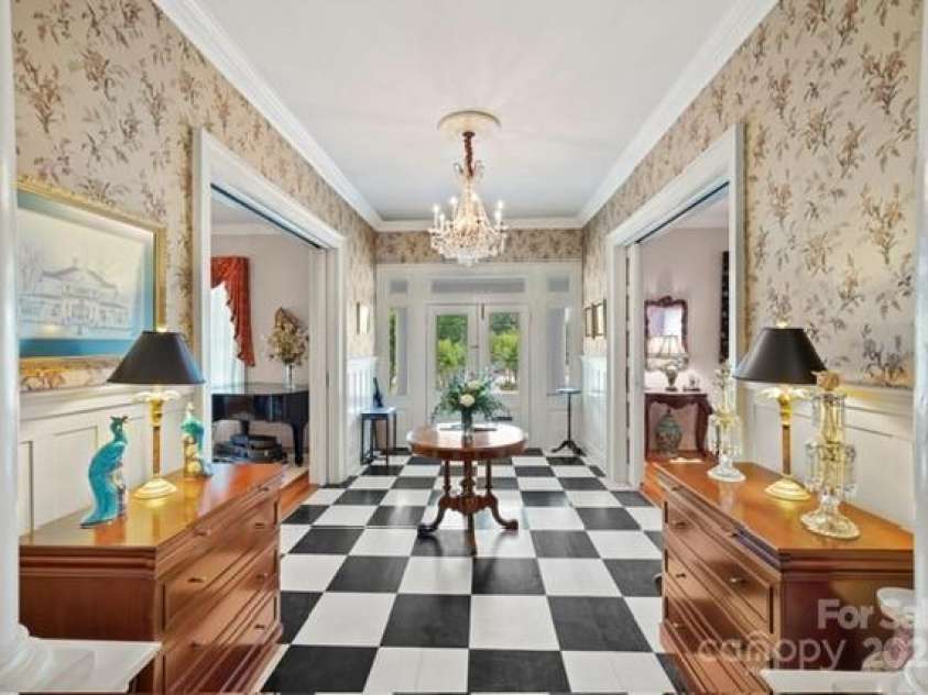 530 Rutledge Avenue, Gaffney, SC 29340.  MLS# CAR4264677, YatesRealty ID 19149. 