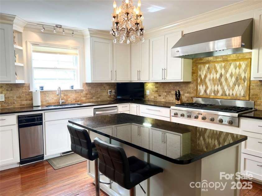 530 Rutledge Avenue, Gaffney, SC 29340.  MLS# CAR4326227, YatesRealty ID 19149. 