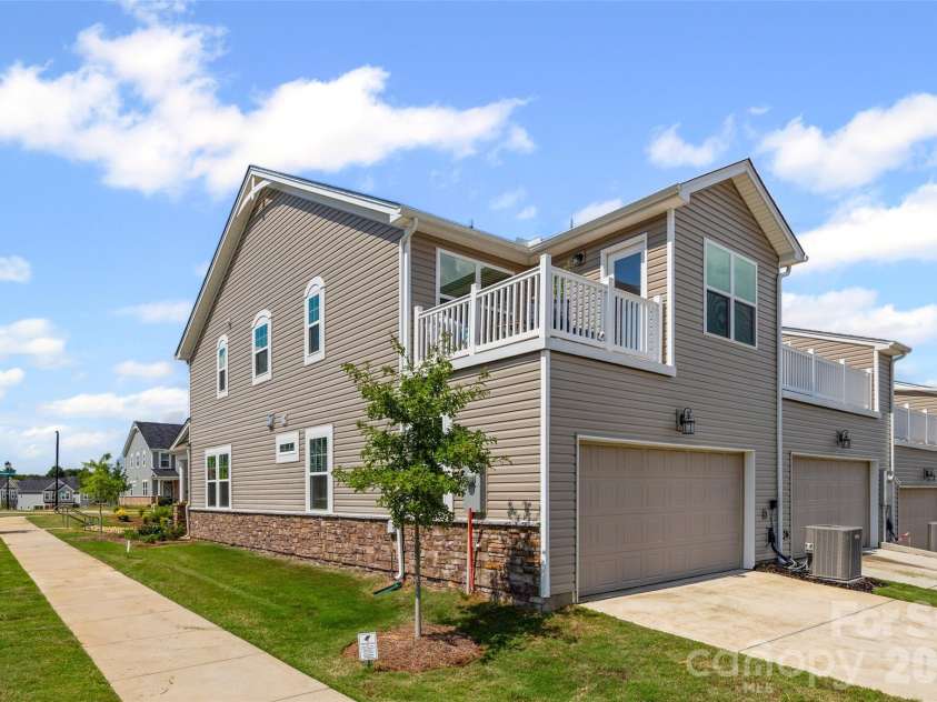 15345 Braid Meadow Drive, Charlotte, NC 28278.  MLS# CAR4373070, YatesRealty ID 19150. End unit side view