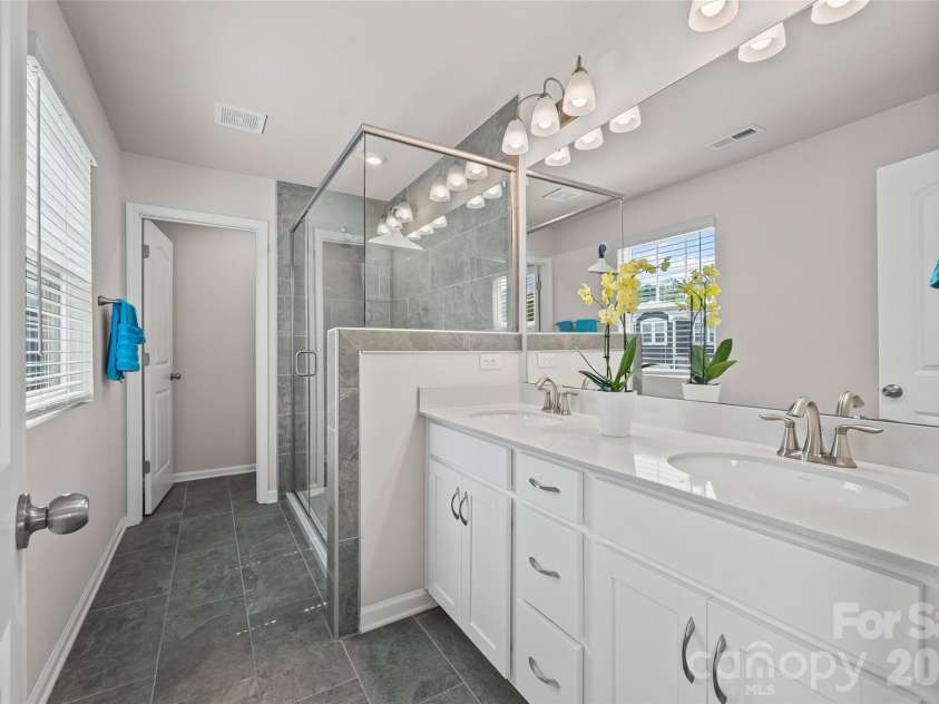 15345 Braid Meadow Drive, Charlotte, NC 28278.  MLS# CAR4373070, YatesRealty ID 19150. Master bathroom