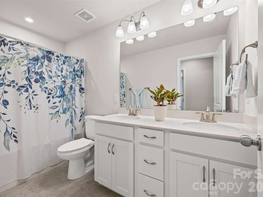 15345 Braid Meadow Drive, Charlotte, NC 28278.  MLS# CAR4373070, YatesRealty ID 19150. Upstairs 2nd full bath