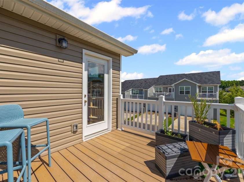 15345 Braid Meadow Drive, Charlotte, NC 28278.  MLS# CAR4373070, YatesRealty ID 19150. Upstairs balcony