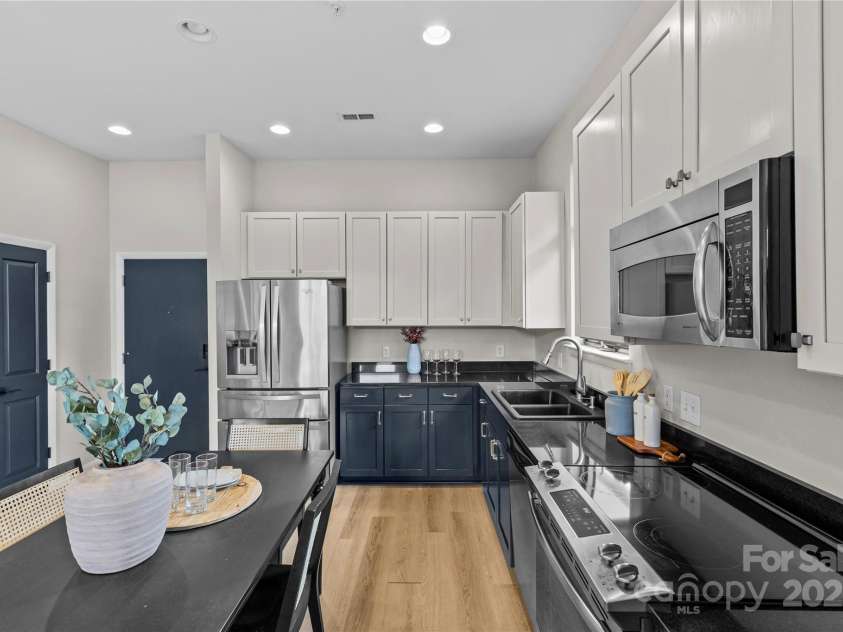 482 New Bern Station Court, Charlotte, NC 28209.  MLS# CAR4265242, YatesRealty ID 19150. 