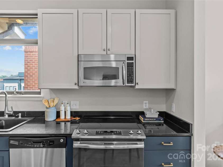 482 New Bern Station Court, Charlotte, NC 28209.  MLS# CAR4265242, YatesRealty ID 19150. 