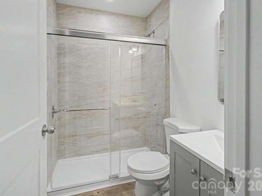 40 Evelake Drive, Asheville, NC 28806.  MLS# CAR4353520, YatesRealty ID 19151. 2nd bathroom wi/ newly added glass doors