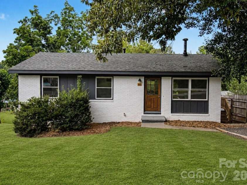 40 Evelake Drive, Asheville, NC 28806.  MLS# CAR4353520, YatesRealty ID 19151. 