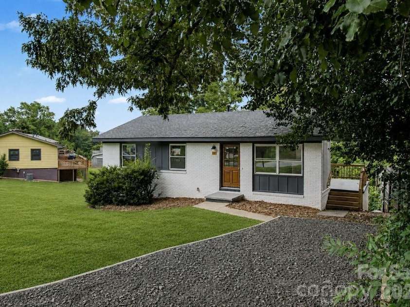 40 Evelake Drive, Asheville, NC 28806.  MLS# CAR4353520, YatesRealty ID 19151. Call this cute completely remodeled home yours!