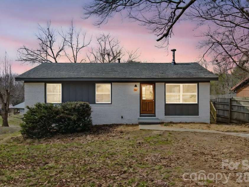 40 Evelake Drive, Asheville, NC 28806.  MLS# CAR4353520, YatesRealty ID 19151. Call this cute cozy home yours!