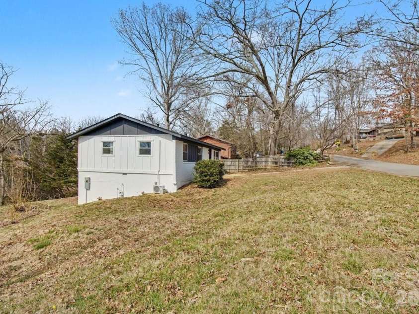 40 Evelake Drive, Asheville, NC 28806.  MLS# CAR4353520, YatesRealty ID 19151. Large side yard