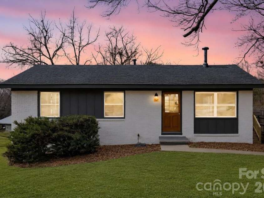 40 Evelake Drive, Asheville, NC 28806.  MLS# CAR4353520, YatesRealty ID 19151. Welcome Home!