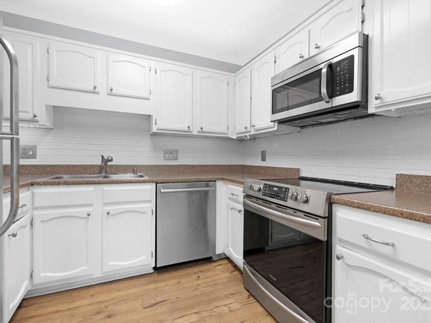 10101 Wood Court, Charlotte, NC 28277.  MLS# CAR4268074, YatesRealty ID 19152. Kitchen fully equipped