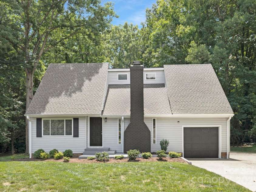 10101 Wood Court, Charlotte, NC 28277.  MLS# CAR4268074, YatesRealty ID 19152. Welcome Home to 10101 Wood Ct!