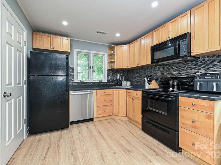 433-68 8th Street, Charlotte, NC 28202.  MLS# CAR4267698, YatesRealty ID 19153. 