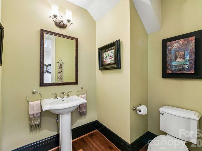 5208 Shepley Court, Charlotte, NC 28226.  MLS# CAR4366293, YatesRealty ID 19154. First floor powder