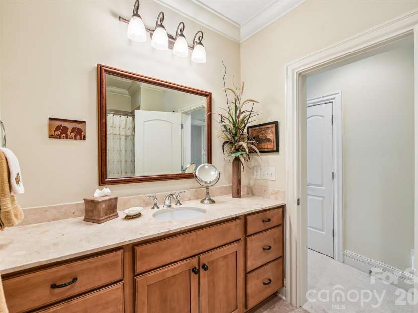 5208 Shepley Court, Charlotte, NC 28226.  MLS# CAR4366293, YatesRealty ID 19154. Second floor shared bathroom