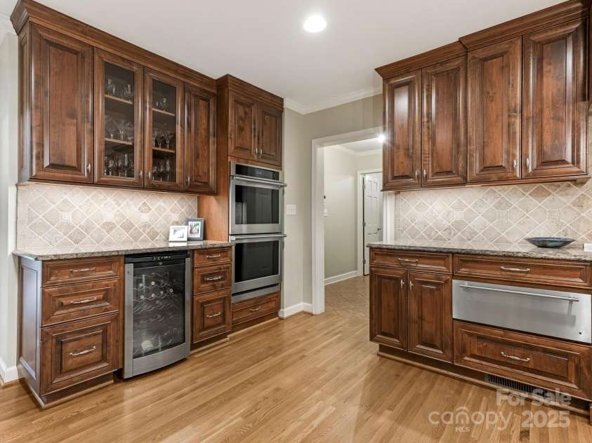 2141 Halford Place, Charlotte, NC 28211.  MLS# CAR4269918, YatesRealty ID 19155. 