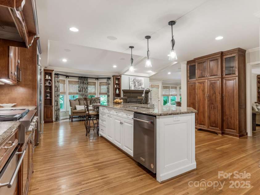 2141 Halford Place, Charlotte, NC 28211.  MLS# CAR4269918, YatesRealty ID 19155. 
