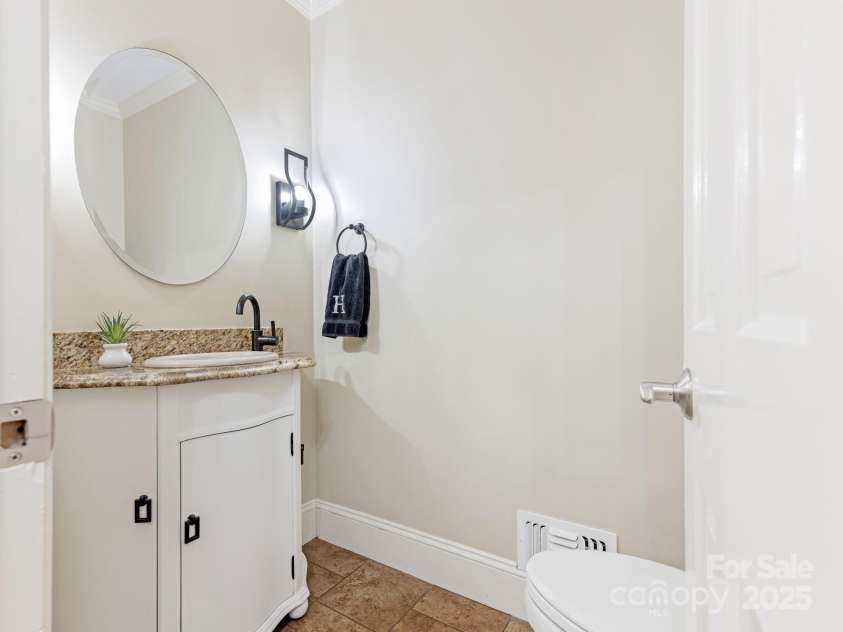 2141 Halford Place, Charlotte, NC 28211.  MLS# CAR4269918, YatesRealty ID 19155. 