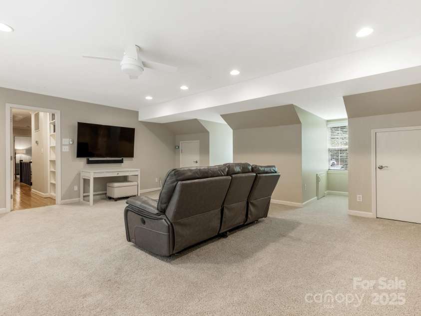2141 Halford Place, Charlotte, NC 28211.  MLS# CAR4269918, YatesRealty ID 19155. 