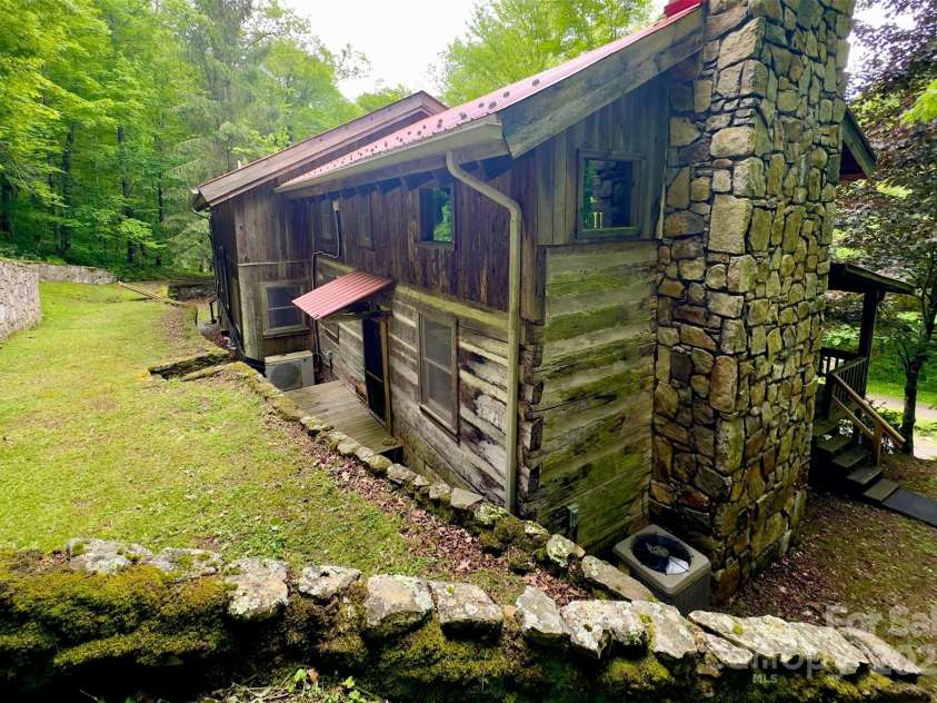 1495 El Miner Drive, Mars Hill, NC 28754.  MLS# CAR4265519, YatesRealty ID 19158. 