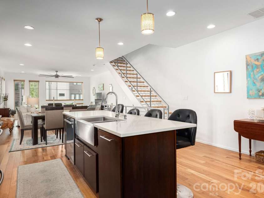 933 Westbrook Drive, Charlotte, NC 28202.  MLS# CAR4367339, YatesRealty ID 19158. 