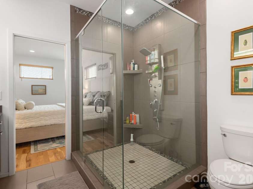933 Westbrook Drive, Charlotte, NC 28202.  MLS# CAR4367339, YatesRealty ID 19158. 