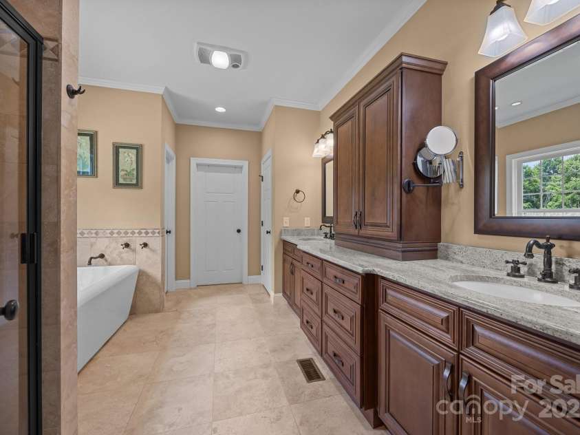 230 Shag Bark Lane, Salisbury, NC 28146.  MLS# CAR4257642, YatesRealty ID 19159. Primary bath