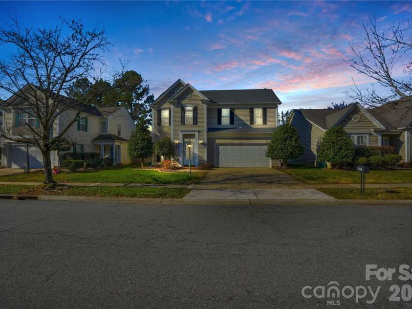 5815 Waverly Lynn Lane, Charlotte, NC 28269.  MLS# CAR4347529, YatesRealty ID 19159. 