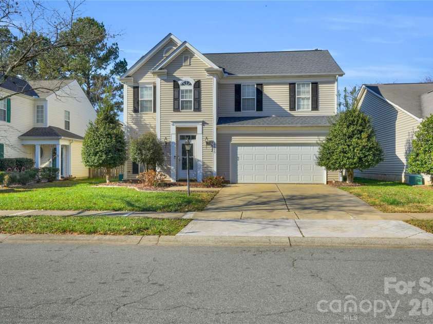 5815 Waverly Lynn Lane, Charlotte, NC 28269.  MLS# CAR4347529, YatesRealty ID 19159. 