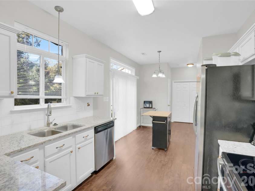 5815 Waverly Lynn Lane, Charlotte, NC 28269.  MLS# CAR4347529, YatesRealty ID 19159. Kitchen