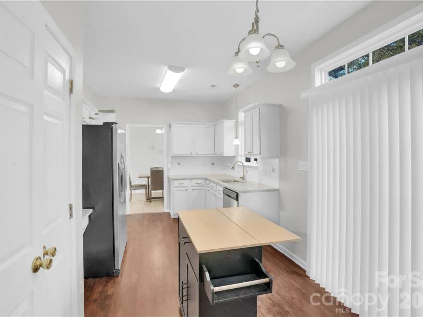 5815 Waverly Lynn Lane, Charlotte, NC 28269.  MLS# CAR4347529, YatesRealty ID 19159. Kitchen