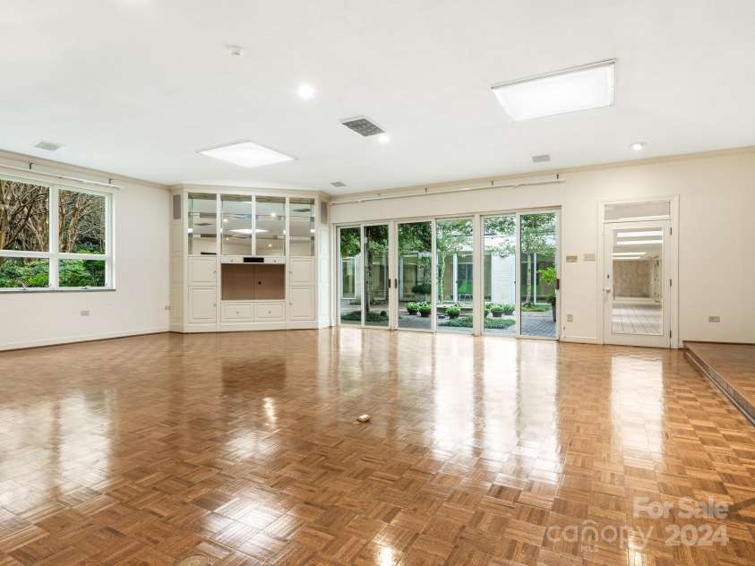 3531 Sharon Road, Charlotte, NC 28211.  MLS# CAR4197911, YatesRealty ID 1916. Carolina Room/Great Room
