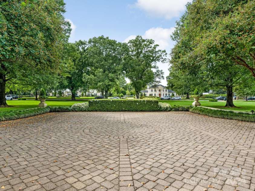 3531 Sharon Road, Charlotte, NC 28211.  MLS# CAR4197911, YatesRealty ID 1916. Driveway/Front Yard