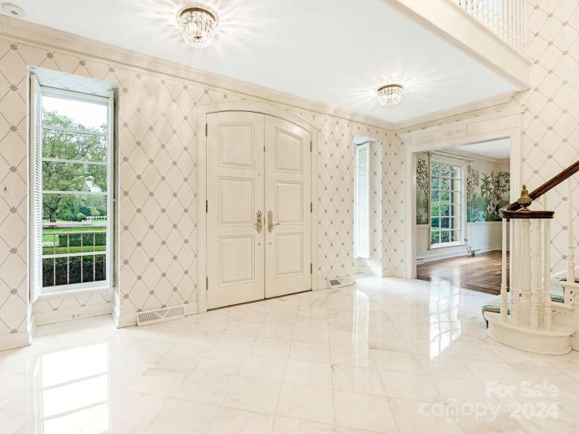 3531 Sharon Road, Charlotte, NC 28211.  MLS# CAR4197911, YatesRealty ID 1916. Foyer