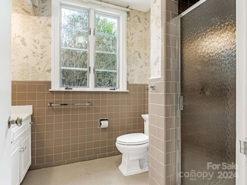 3531 Sharon Road, Charlotte, NC 28211.  MLS# CAR4197911, YatesRealty ID 1916. Full Bath 2