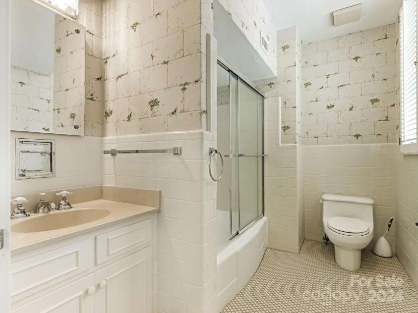 3531 Sharon Road, Charlotte, NC 28211.  MLS# CAR4197911, YatesRealty ID 1916. Full Bath 4