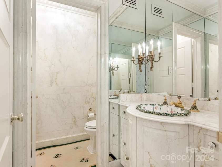 3531 Sharon Road, Charlotte, NC 28211.  MLS# CAR4197911, YatesRealty ID 1916. Primary Bath