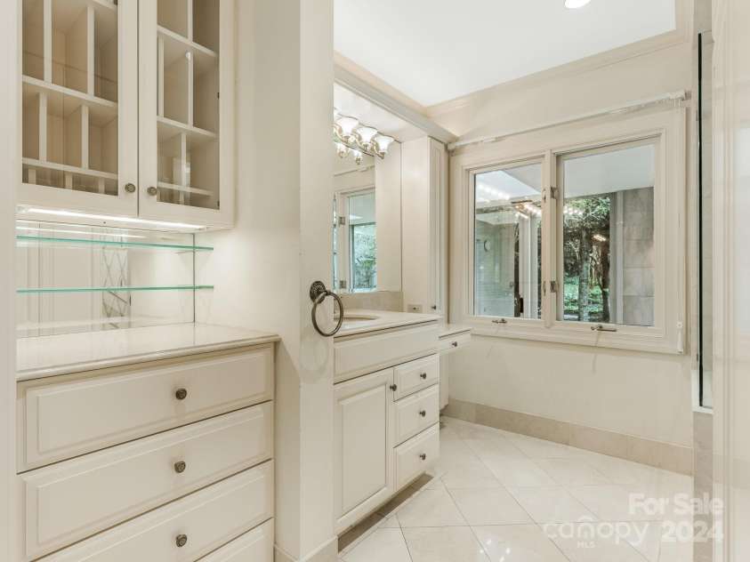 3531 Sharon Road, Charlotte, NC 28211.  MLS# CAR4197911, YatesRealty ID 1916. Primary Bath