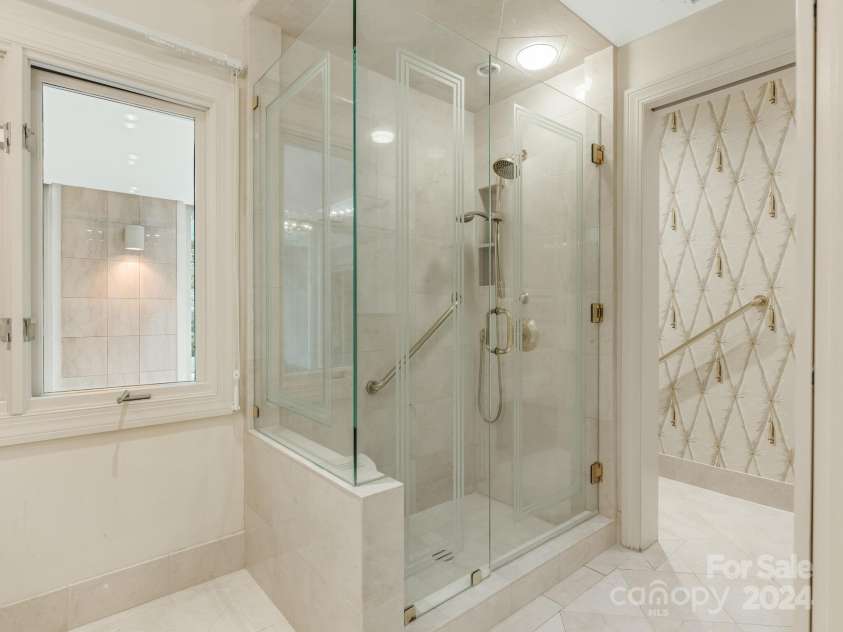 3531 Sharon Road, Charlotte, NC 28211.  MLS# CAR4197911, YatesRealty ID 1916. Primary Bath