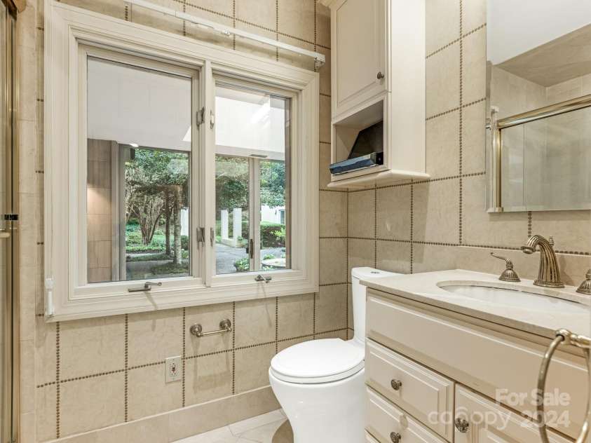 3531 Sharon Road, Charlotte, NC 28211.  MLS# CAR4197911, YatesRealty ID 1916. Primary Bath
