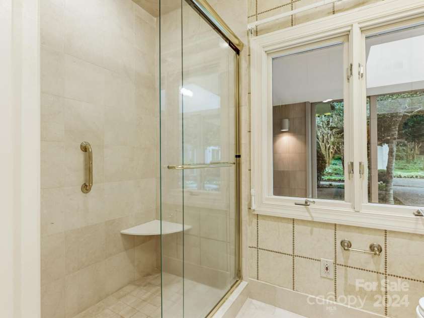 3531 Sharon Road, Charlotte, NC 28211.  MLS# CAR4197911, YatesRealty ID 1916. Primary Bath