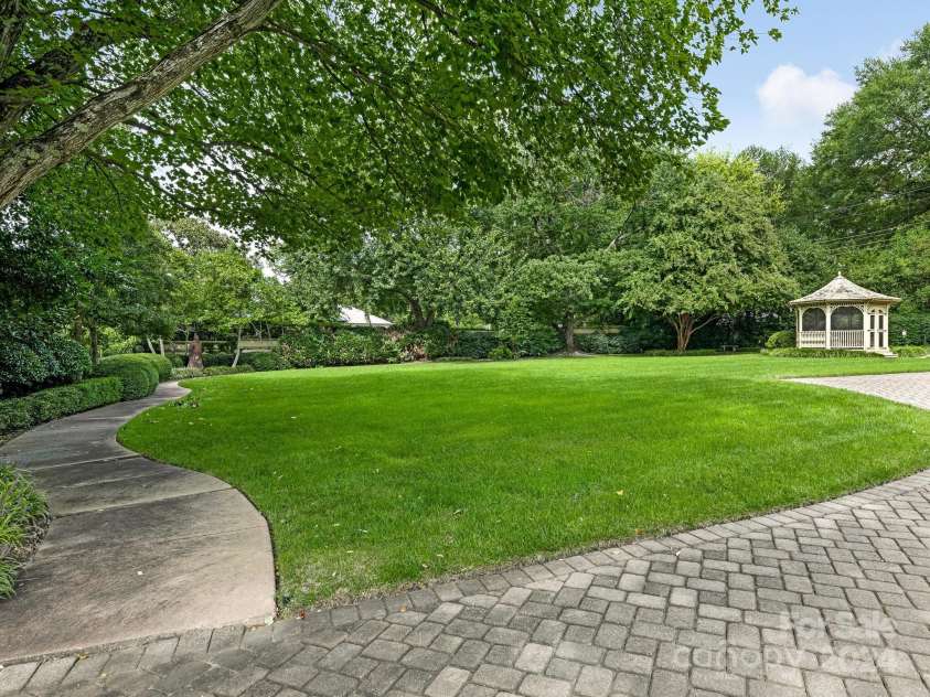 3531 Sharon Road, Charlotte, NC 28211.  MLS# CAR4197911, YatesRealty ID 1916. Side Yard